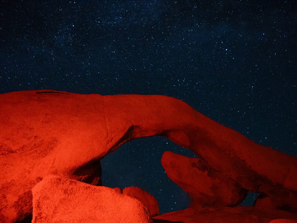 夜色岩丘