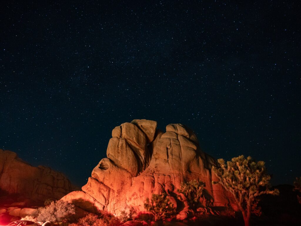 星夜岩石